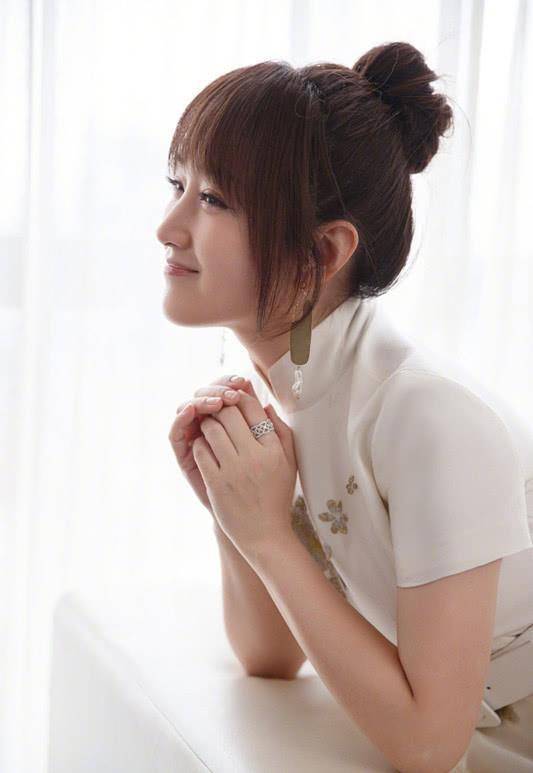 39岁谢娜撞上49岁杨钰莹,都剪了同一个发型,通通美回"18"!