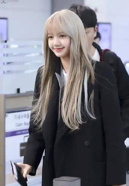 lisa一身运动装现身机场,向粉丝挥手微笑,看上去可爱又可爱!