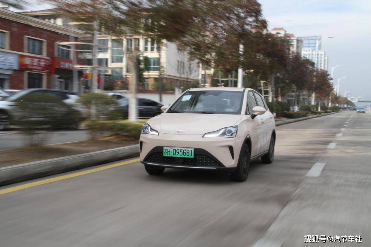 城市代步通勤的務實派 探店試駕哪吒aya_搜狐汽車_搜狐網