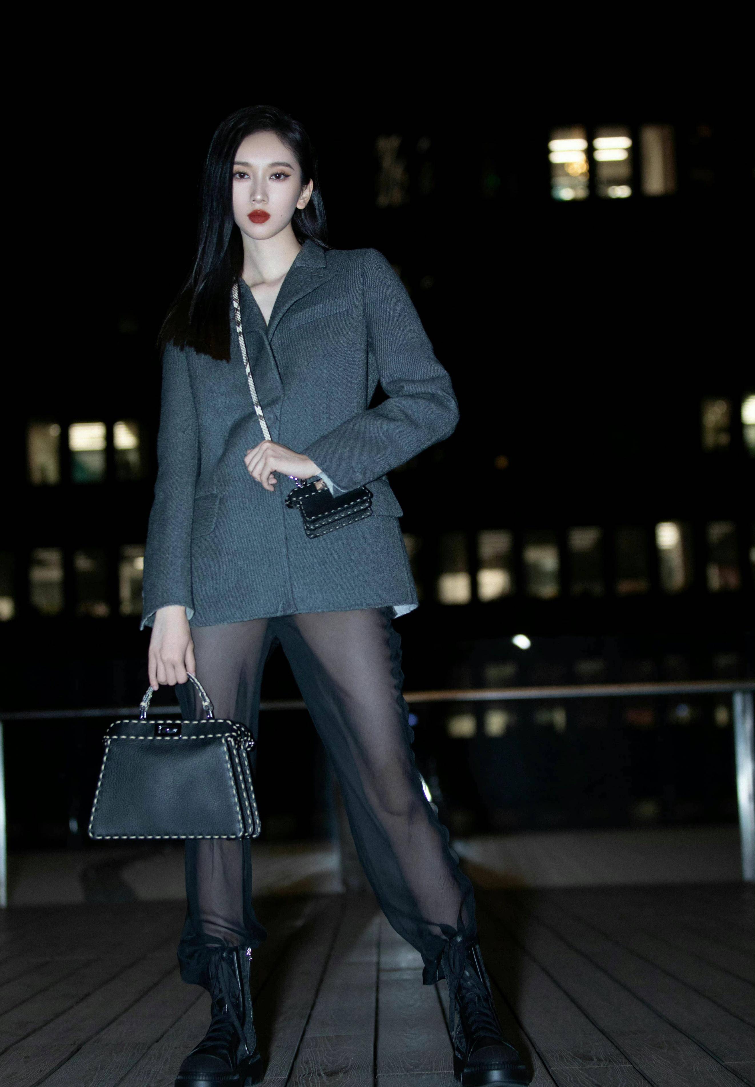 明星写真:刘令姿西装丝袜长筒靴时尚摄影,造型大胆前卫_风格_碰撞