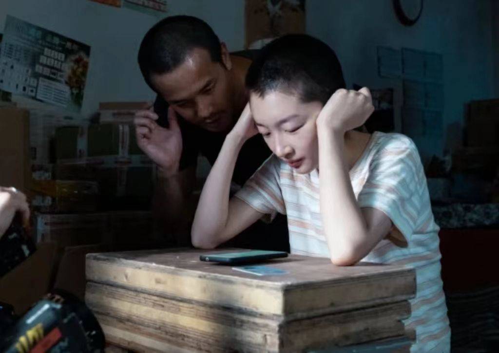 当时,周冬雨要求剧组中所有人陪她一起剃光头,这种做法不仅影响了她的