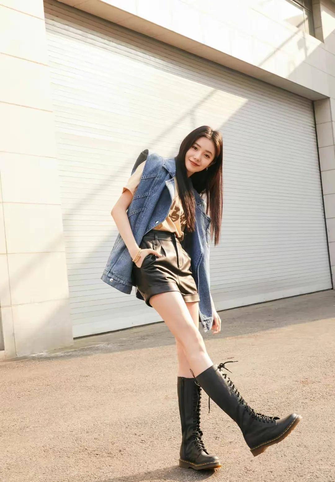 刘浩存的牛仔背心看起来真漂亮,时尚又干净又可爱_风格_照片_自由