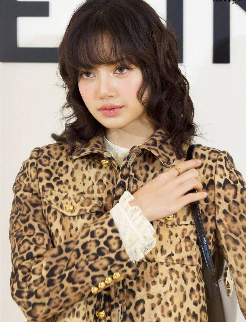 lisa的卷发刘海美丽又温暖,一身豹纹西装元气满满!_时尚_风格_潮流