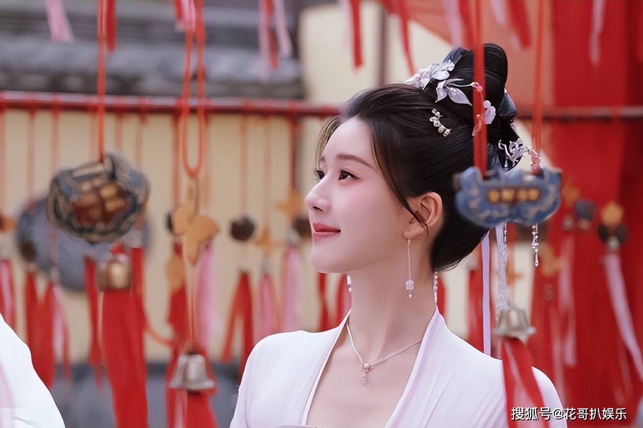 赵露思李宏毅聚餐视频曝光,亲密互动引热议,男方回应"很无聊"_花哥_新