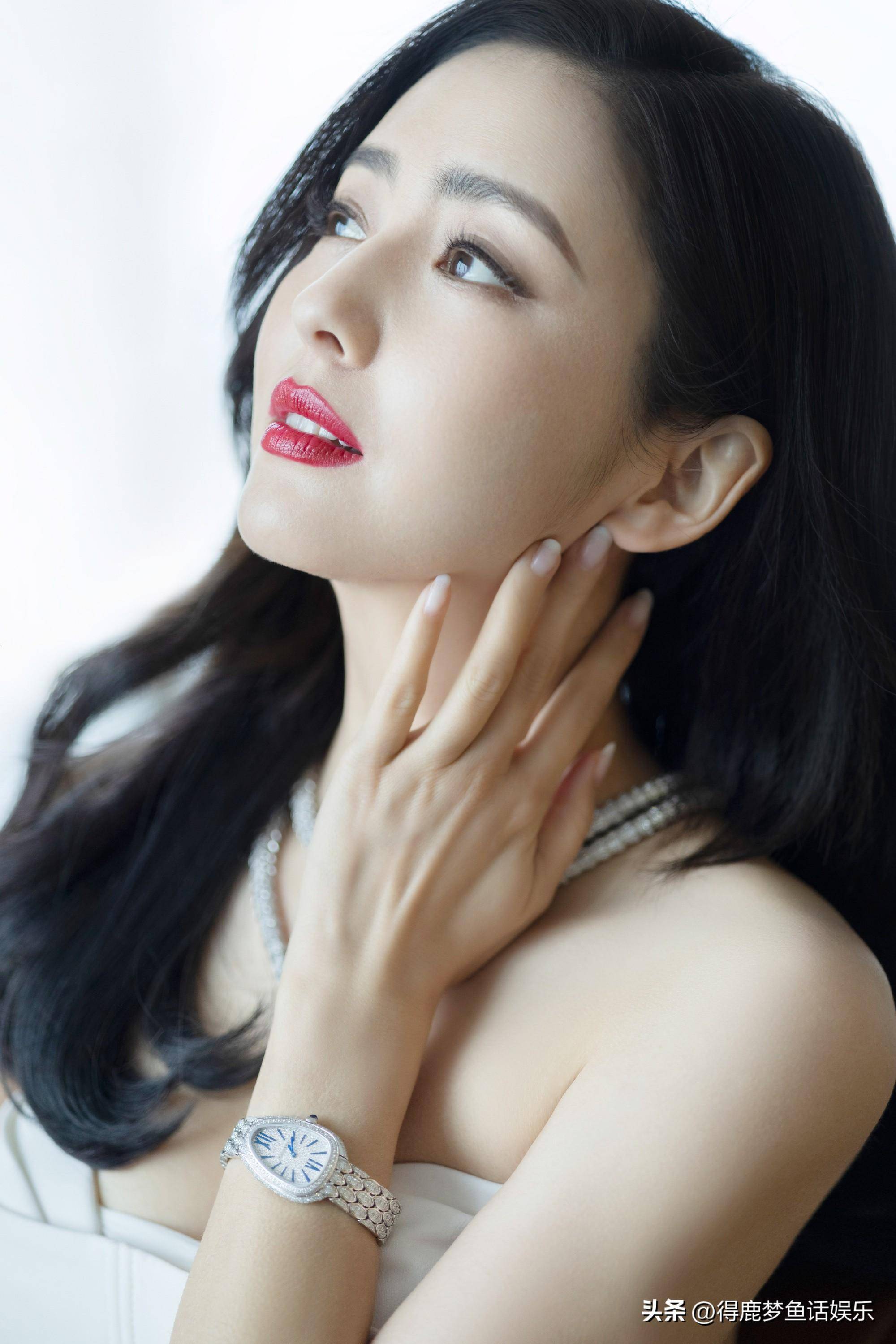 佟丽娅大波浪搭配烈焰红唇,惊艳时光之美!_长裙_设计_曲线