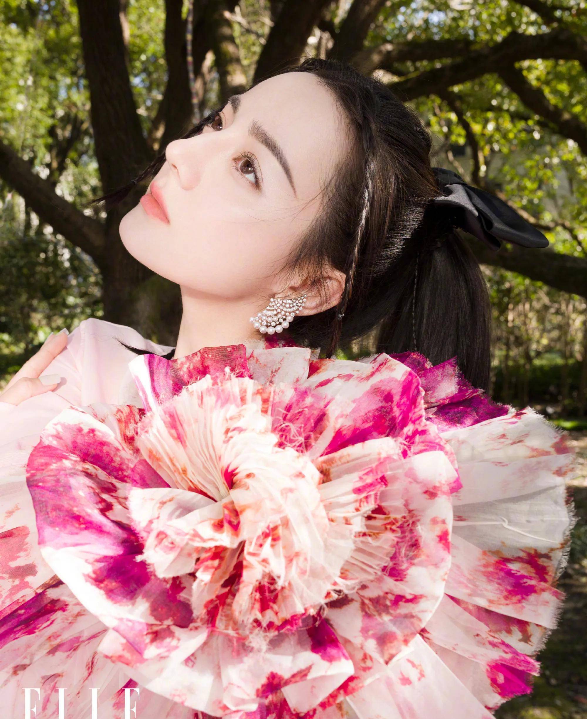 迪丽热巴再登杂志封面,可盐可甜似初恋,造型百变惹人爱_漂亮_身材