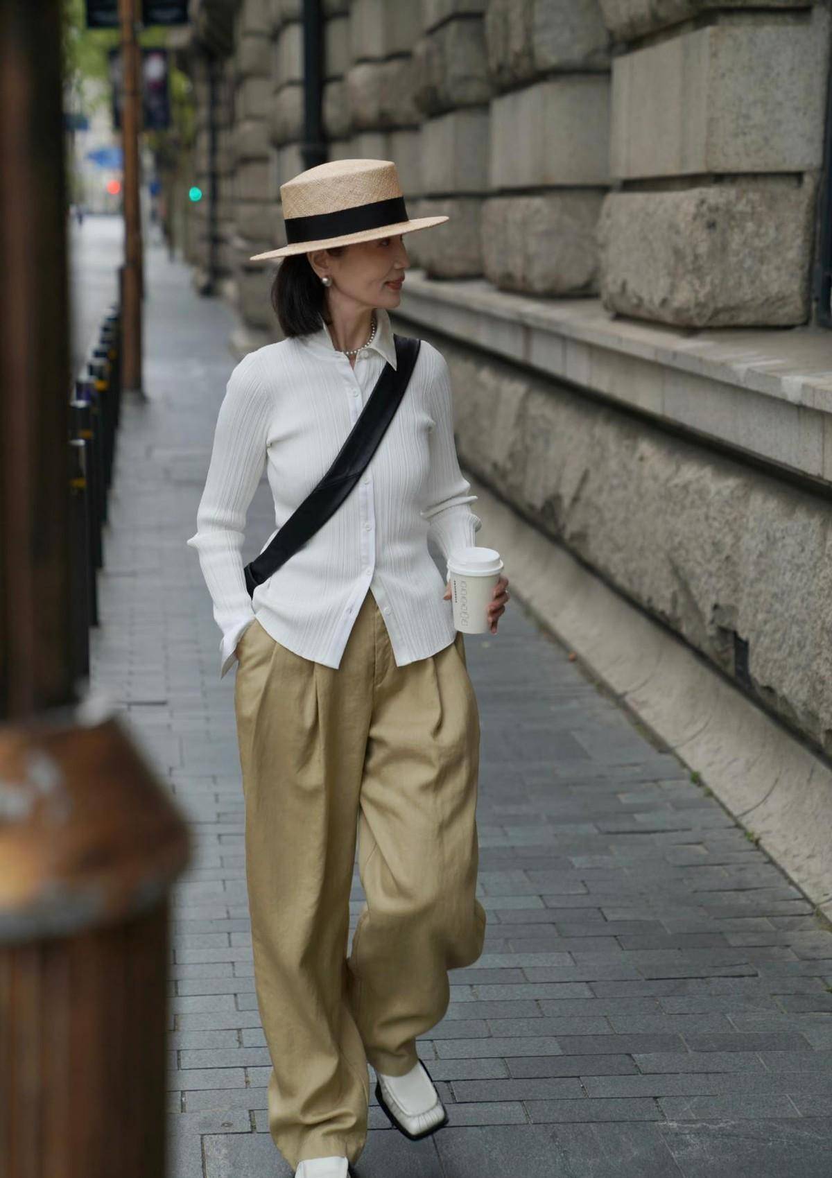 三木的母亲还有另一种穿搭方式值得学习,那就是呼应风格,将帽子,下装