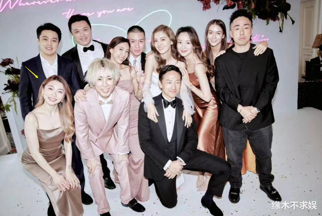 之后吴千语施伯雄又和伴郎伴娘一起凹造型,有眼尖的网友发现郑恺前