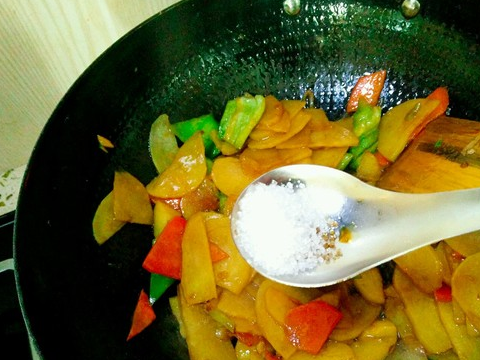土豆和它才是“天生一对”，我家隔三差五必做，不放肉比肉还香！(图6)
