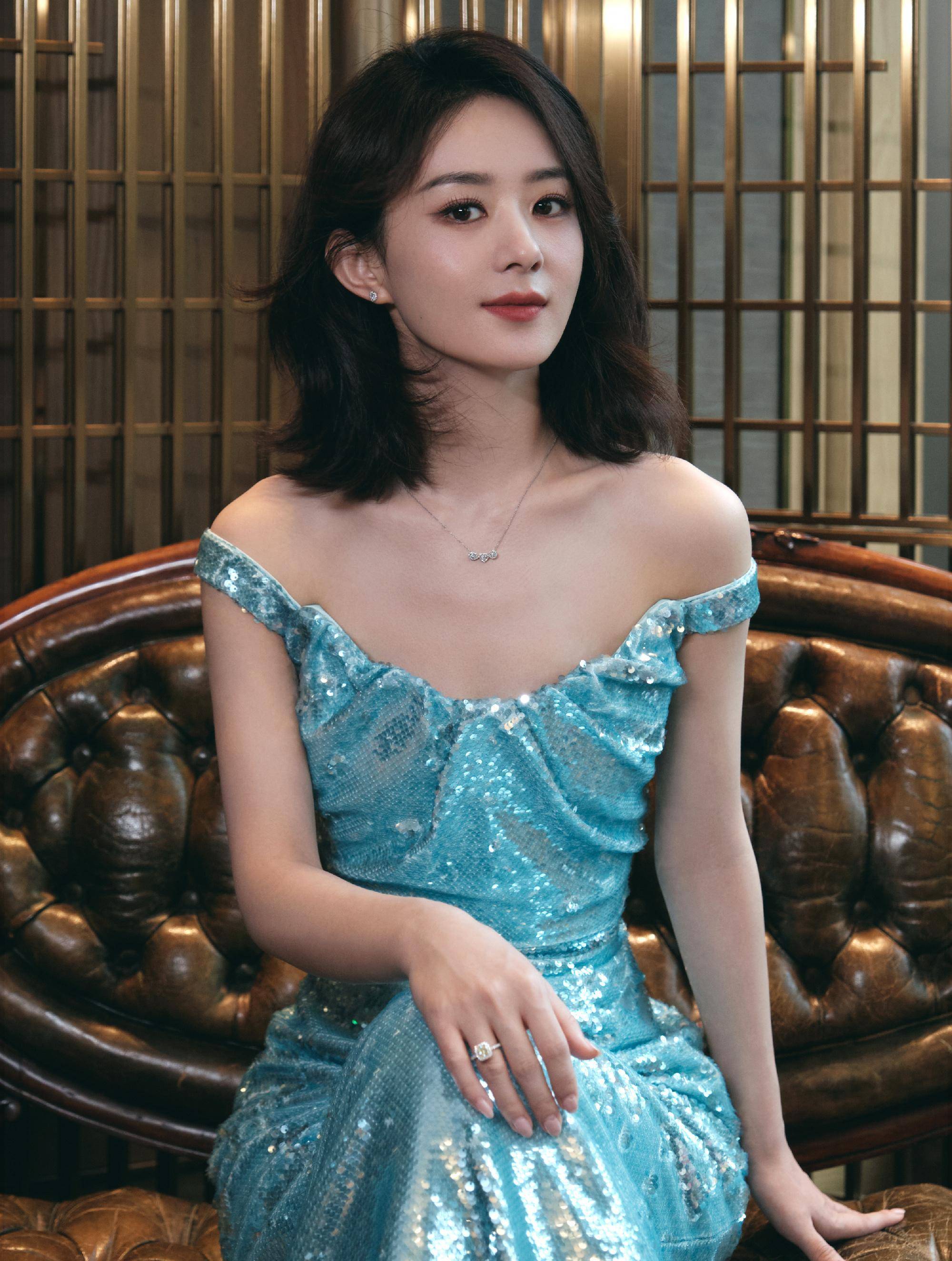 赵丽颖人鱼公主造型写真,身穿湖蓝色亮片长裙,波浪飘逸优雅_时尚