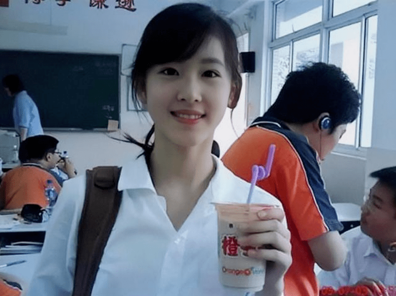 章泽天的走红源于她上学时期与同学互拍照片,一张拿着奶茶对着镜头
