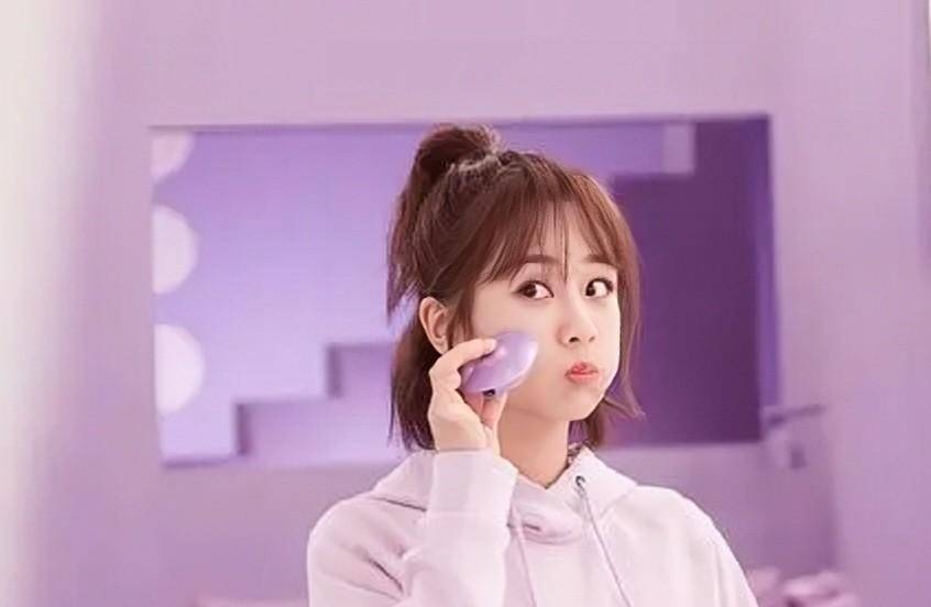 杨紫又美了!紫色皮草吊带裙,花仙紫风来了!_发型_长相_观众