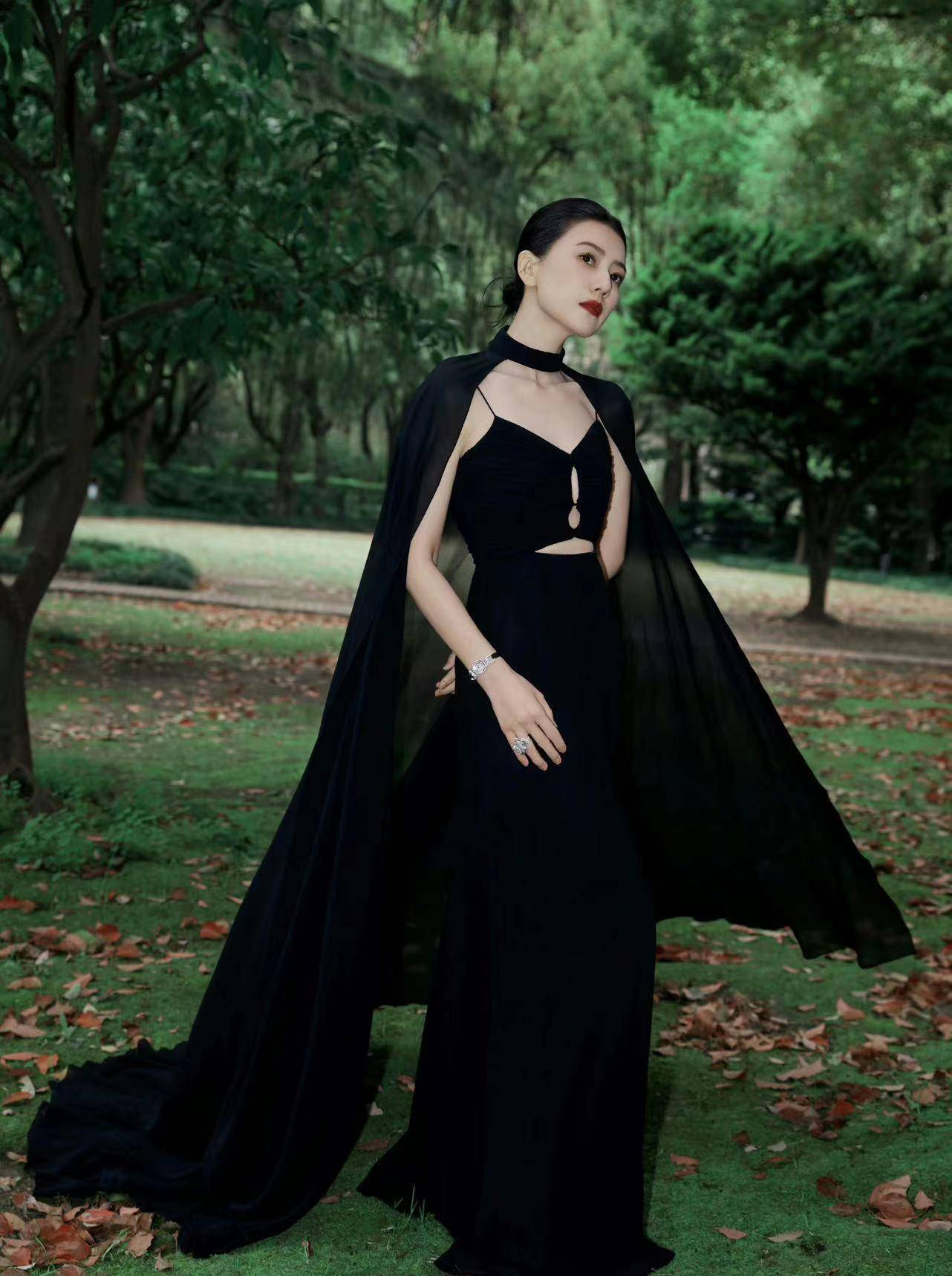 0,王一博瞬间变富豪_黑色_连衣裙_风格