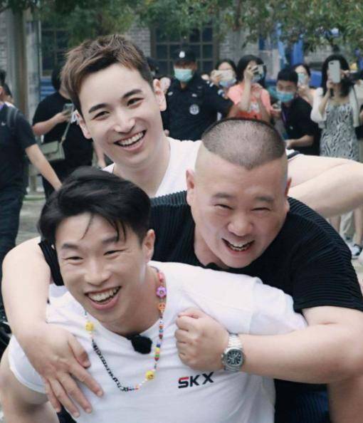 而郭德纲也再次表示,"少兵从来没有离开过德云社,一秒钟都没有.