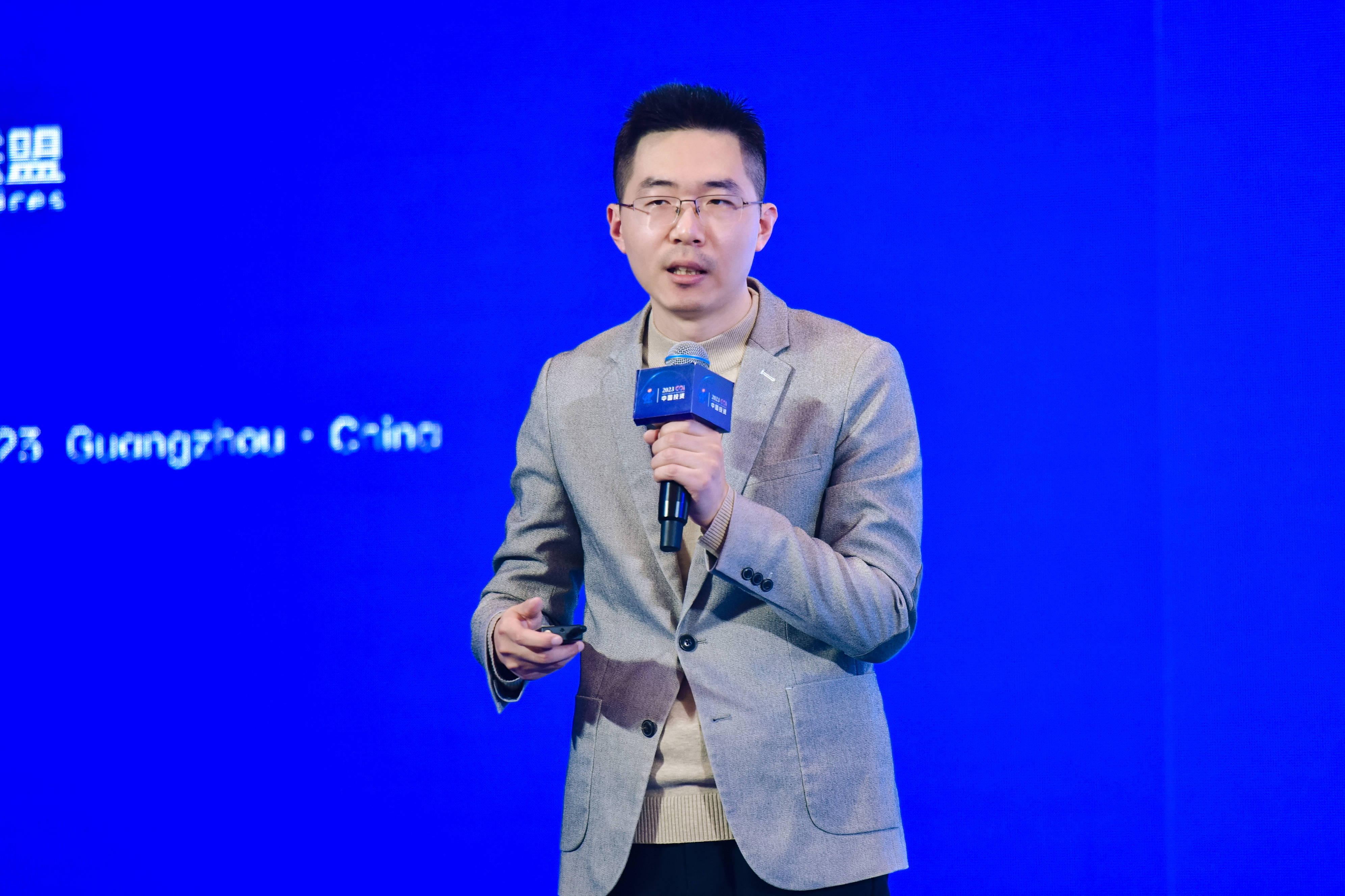 副局长的见证下,广州开发区一级调研员郑琪为全球化创新企业联盟授牌