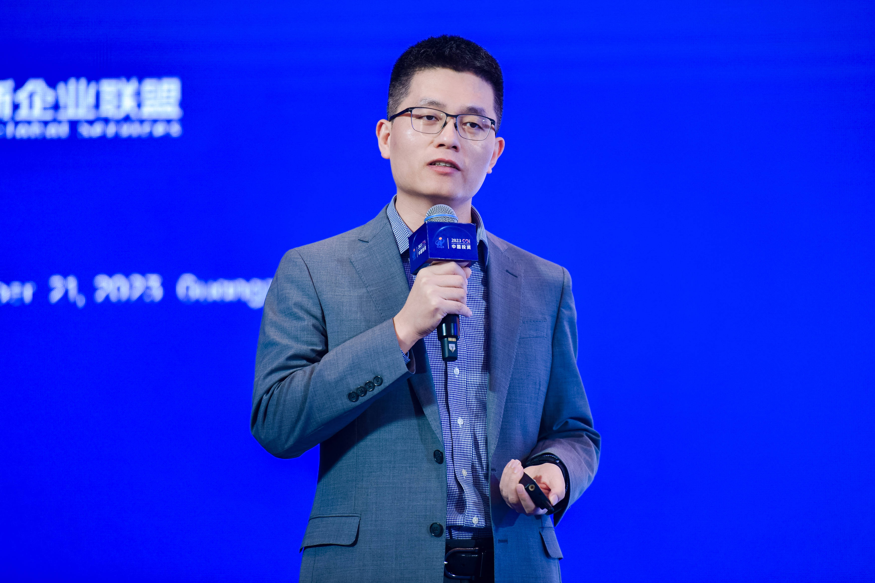 副局长的见证下,广州开发区一级调研员郑琪为全球化创新企业联盟授牌