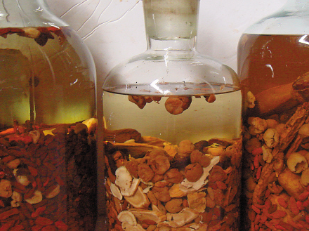 饮用中药泡酒治痛风,吃海鲜喝啤酒都可降尿酸?