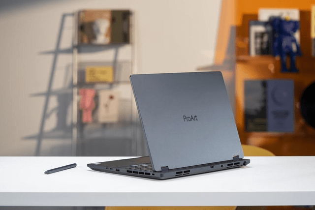 2024年OS] MacBookPro i7 SSD700GB バッテリー新品（SSD Macbook