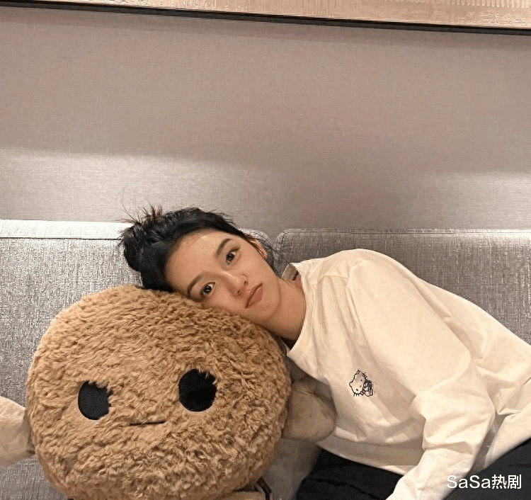 周也的一组美照,她是公认的95后小花里的颜值前段