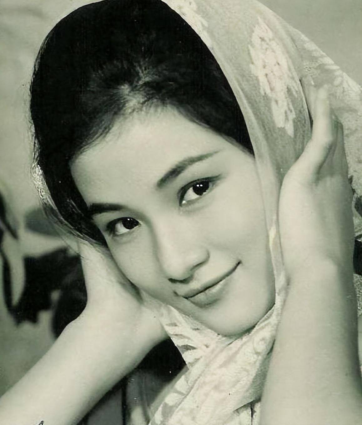 一代君子演员岳华,4段恋爱2场婚姻,无一人说他不好,低调实力派_郑佩佩