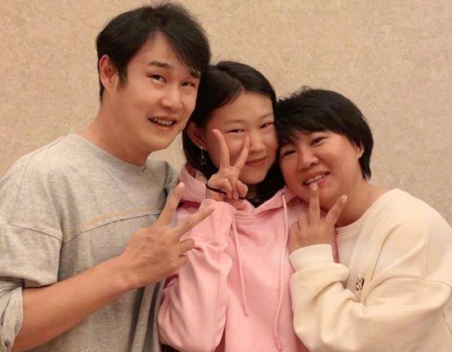 小沈阳晒16年前结婚照,男方堪称"冻龄",沈春阳却越来越女人_老婆_一家