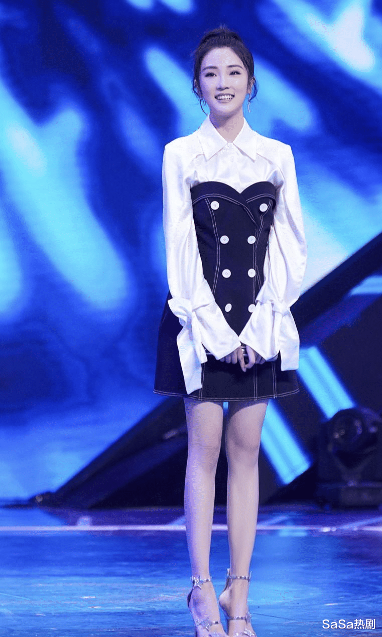 广东体育频道美女张可盈,不仅人美腿长声音嗲,而且极其敬业_广体_球迷