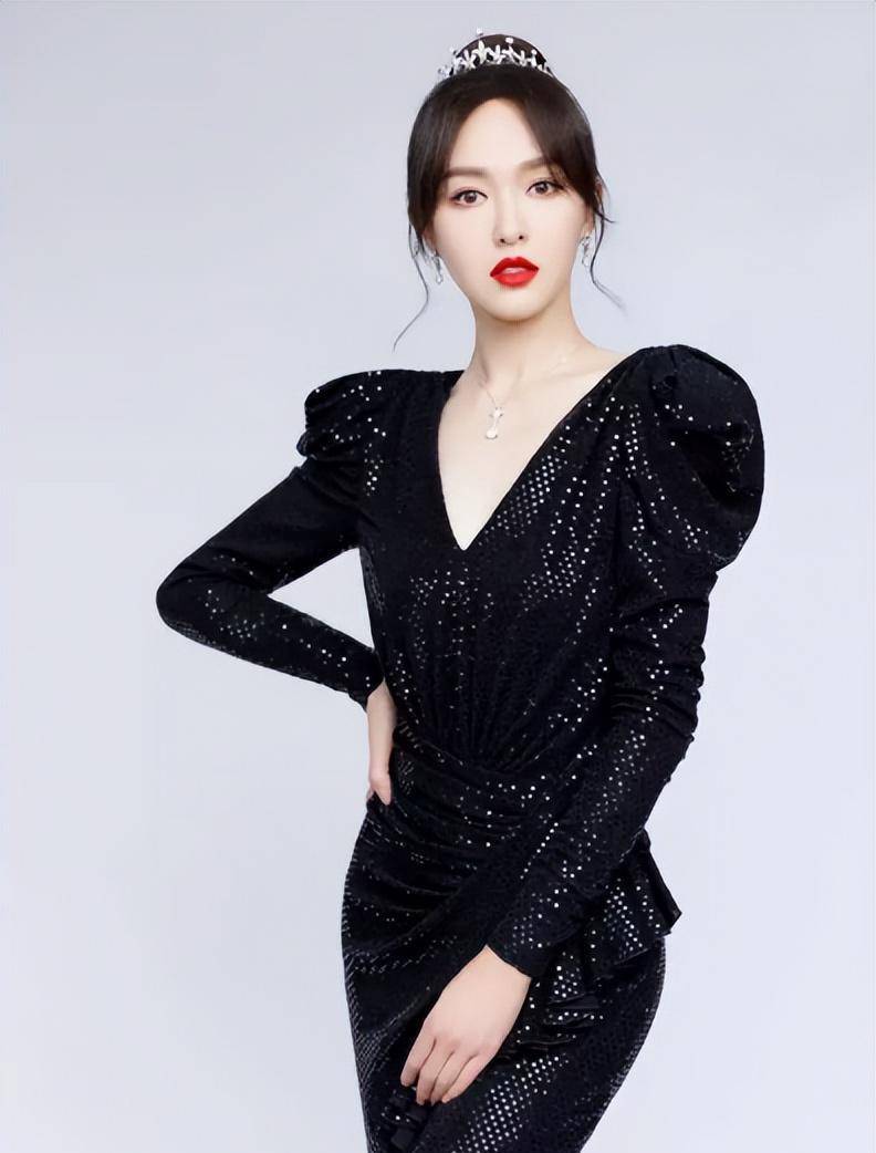 唐嫣带火了一种穿法,叫丸子头 亮片连衣裙高贵精致,s曲线真吸睛_时尚