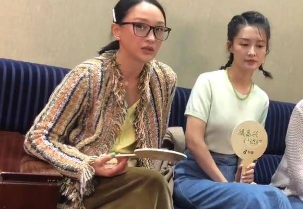 李沁做采访稳居c位,同框45岁周迅,生图曝光才知啥是"不老脸"_生活