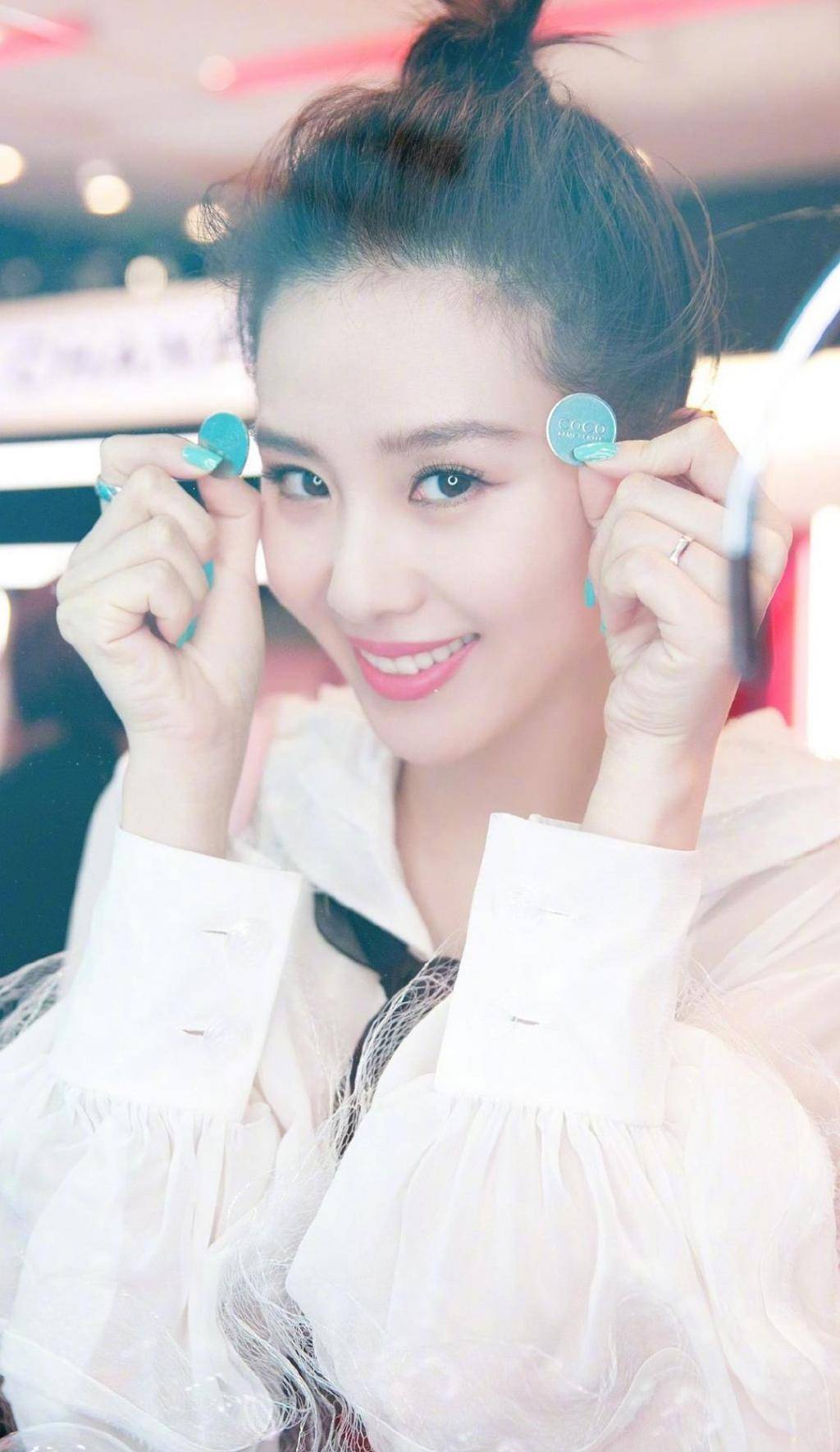 两位美丽漂亮的女神,宋轶和刘诗诗你们喜欢谁,直男们