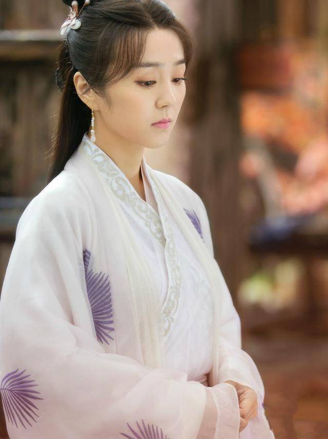 看了袁冰妍和《琉璃》其他女演员的合照,终于明白了人们为何嘲笑她们