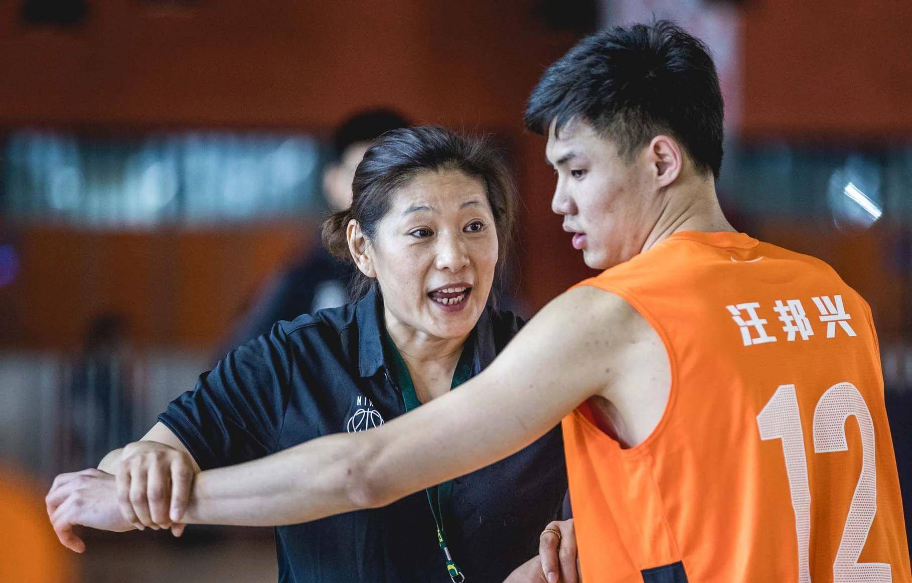 女篮球运动员名将李昕:与巩晓彬分手后嫁给了知识分子,分手至今仍单身