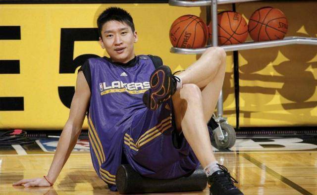 《跑男》还未播完,李晨就带郑恺跑了,跨界拍新综艺球场挥洒汗水_节目