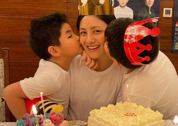 45岁胡可晒庆生照,小鱼儿抱玩偶表情搞怪,安吉和妈妈比v默契十足_沙溢