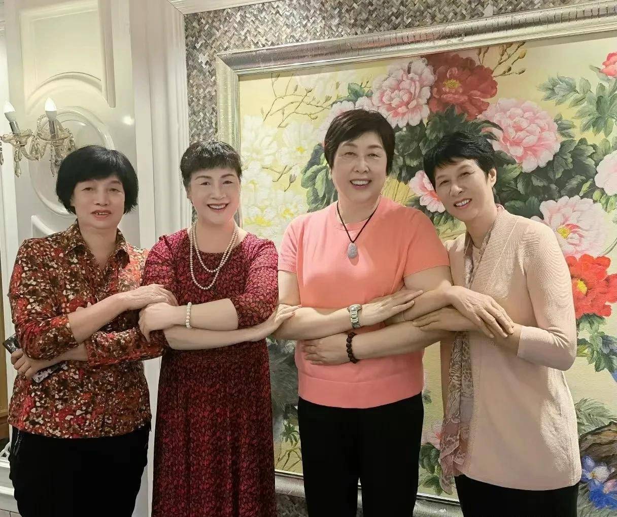 陈亚琼与半世纪前的队友欢聚鹭岛,七十年代福建女排之心不会老_陈石