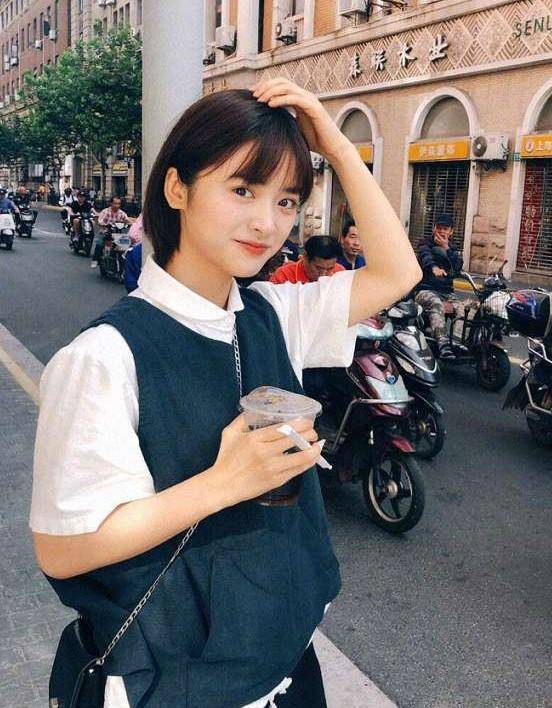 沈月瘦出新高度,荧幕下不起眼,路人镜头下的沈月却又瘦又美_身材_演技