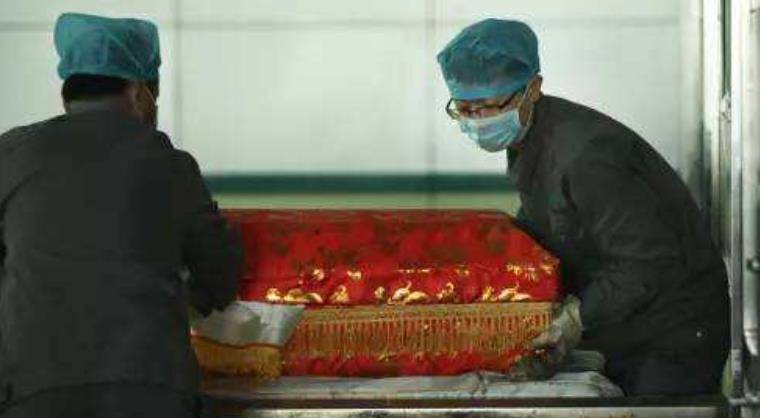 火葬场搬尸工:不印名片,不拍照,终日与尸体打交道,收入高薪?