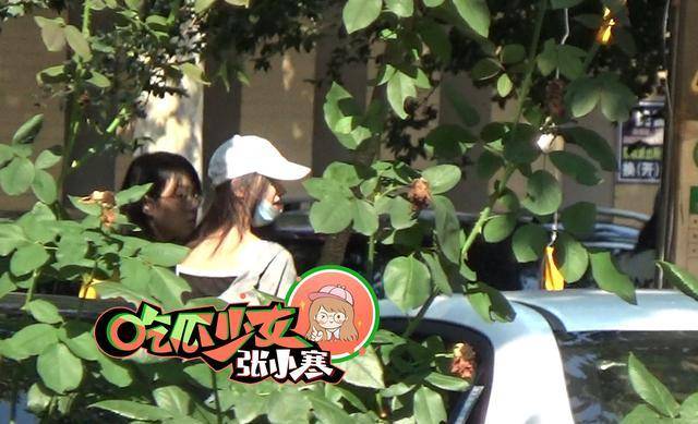 林允与颜人中恋情被曝光后现身同一小区_离开_机场_蓝色