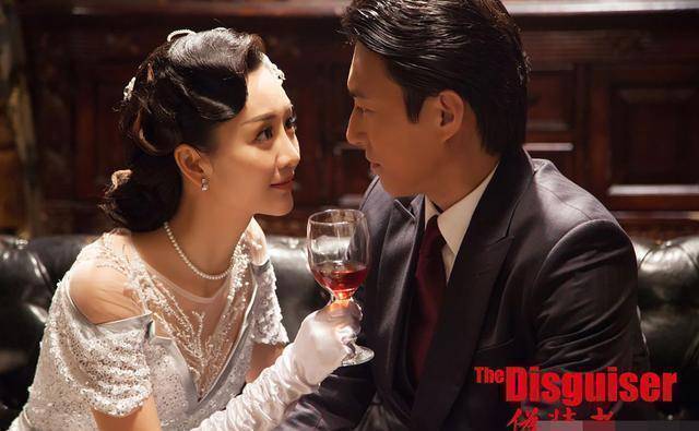 王鸥饰演被小叔子赶走的富婆兰红.两人原来是剧中差点结婚的前任.