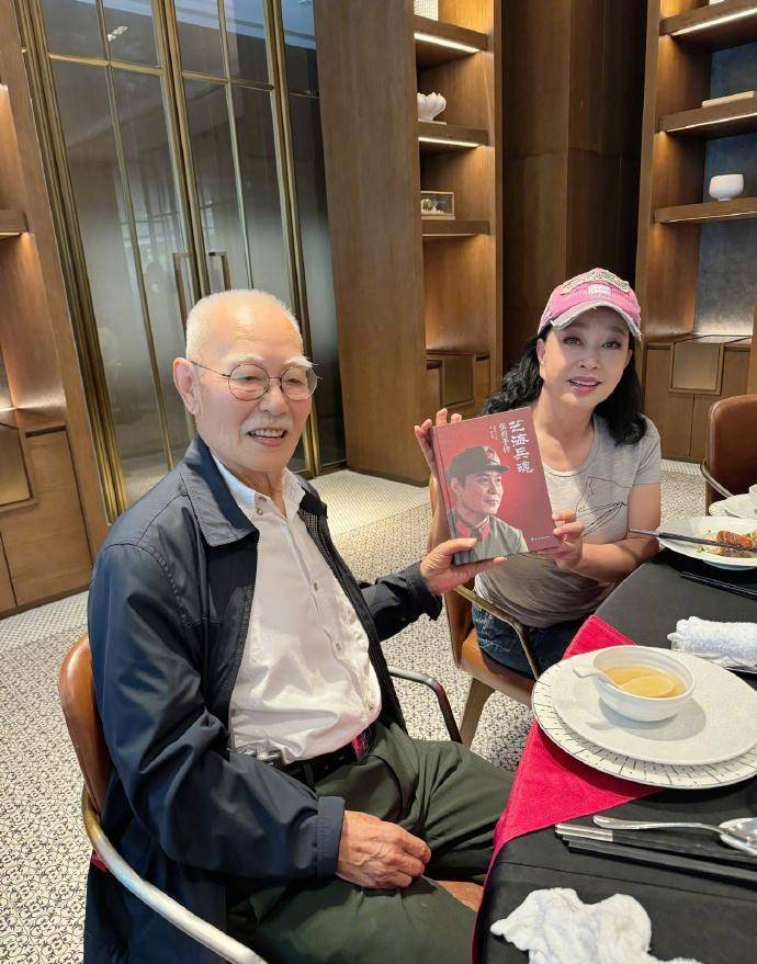 著名演员张勇手传记出版,500多张珍贵照片,其中大多数首次面世_电影