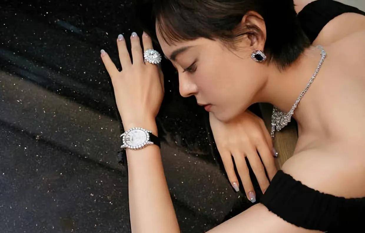 40岁孙俪惊艳亮相,背心深v领连衣裙秀出美背,搭配珠宝凸显优雅气质