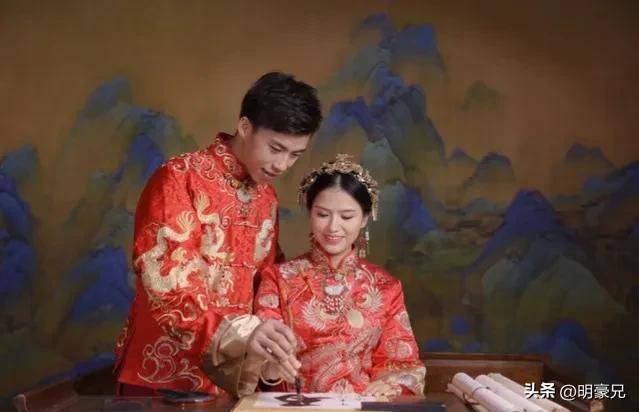 結婚當天,女兒女婿站在門口迎接客人,我們夫妻和親家一家也穿上了禮服