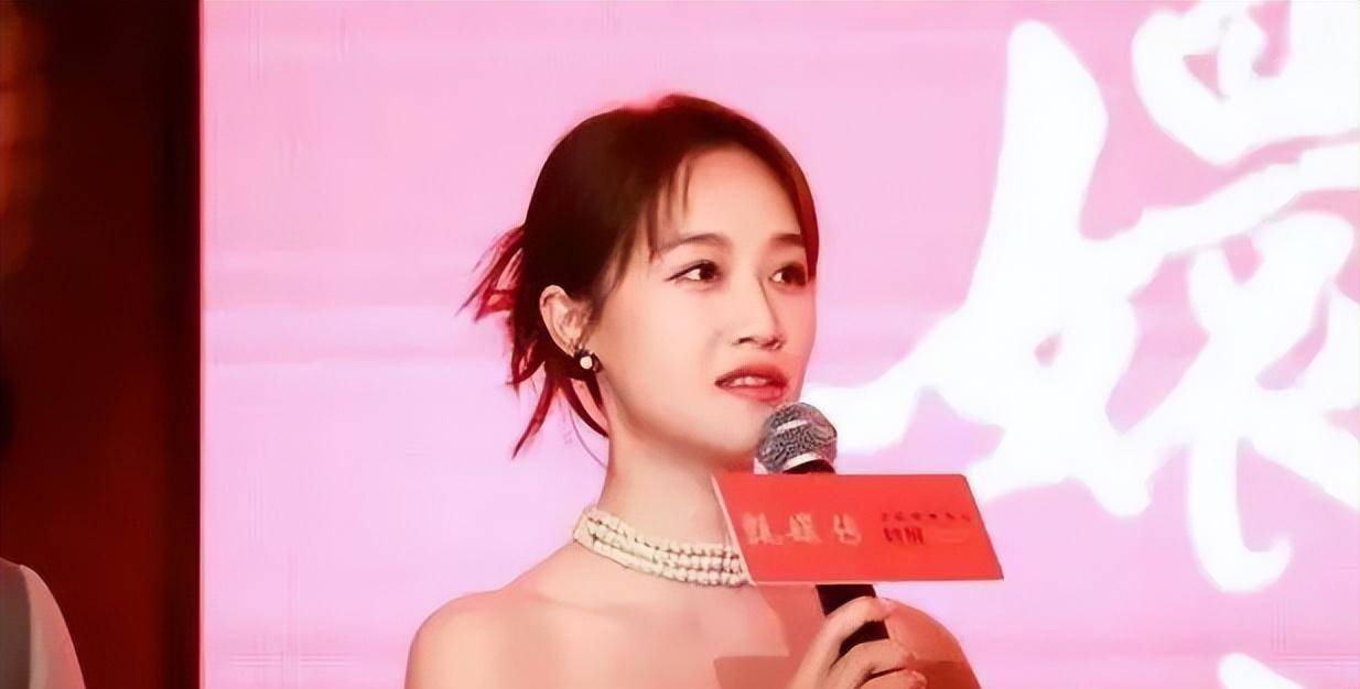 蓝盈莹被这一幕吓得不知所措,但了解了原委后,还是表示理解,并没有