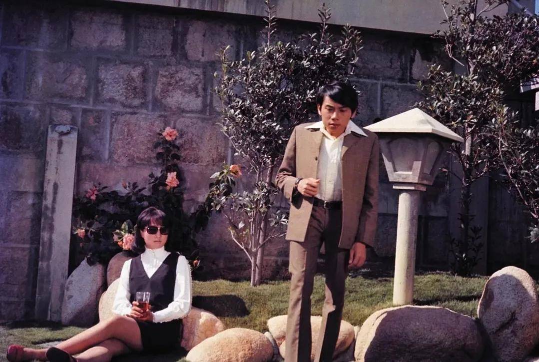 泰迪罗宾:2岁摔断脊椎,因做手术变成驼背,后凭借音乐才华逆袭