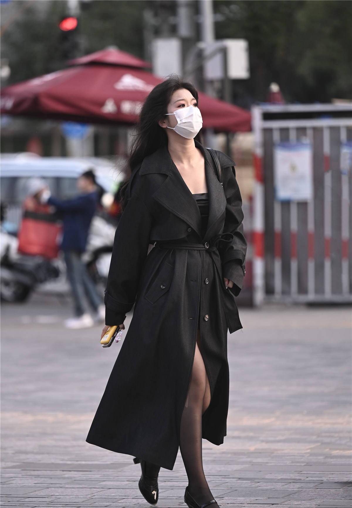 冬季出门的女子,黑色丝袜搭配高跟鞋,保暖又很时尚的穿搭