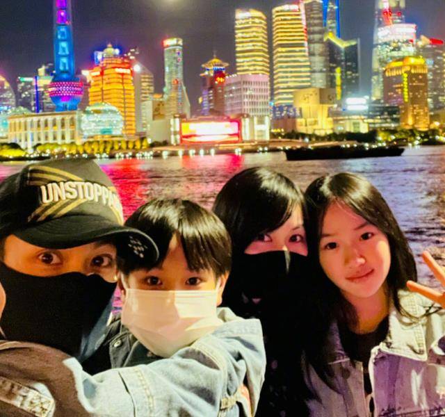 过了一个生日,搂老婆玩亲亲,比和冉莹颖一起要放得开_林丽吟_一家_max