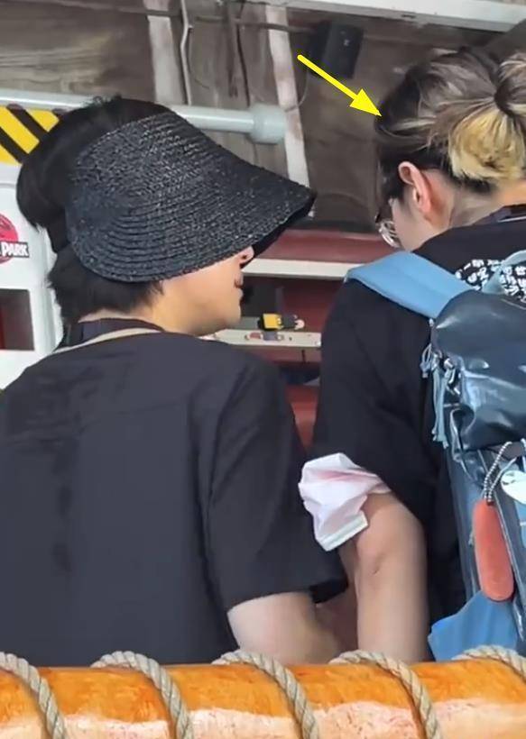 孙俪对着身旁的助理一顿暴风输出后,助理微微点了点头.