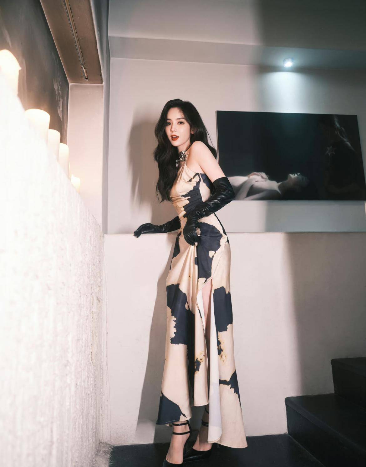 古力娜扎身穿红色亮片连衣裙秀出绝美背影,惊艳众人,被认为是颜值