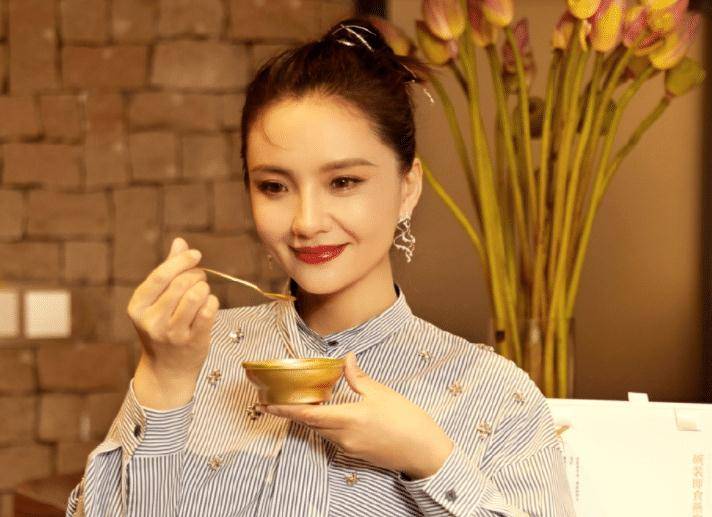 曾在节目中惹哭张小斐,如今发博谈角色,观众却都不买账了_孙茜_网友