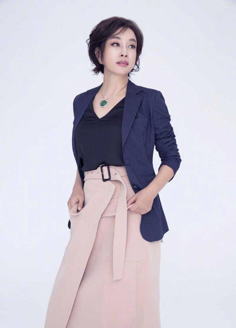 刘晓庆一张未经修饰的绝美照片惊艳了,展现出她清澈淳朴的面容,_时尚