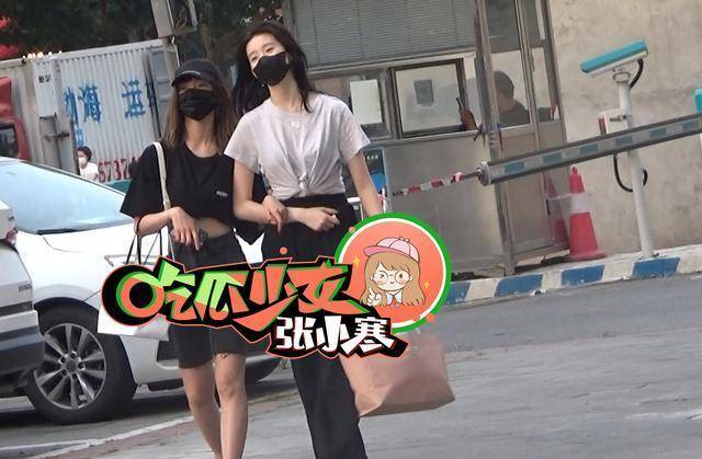 陈卓璇与助理牵手回家张艺凡郑乃馨挽手练舞_舞蹈_穿着_演播室